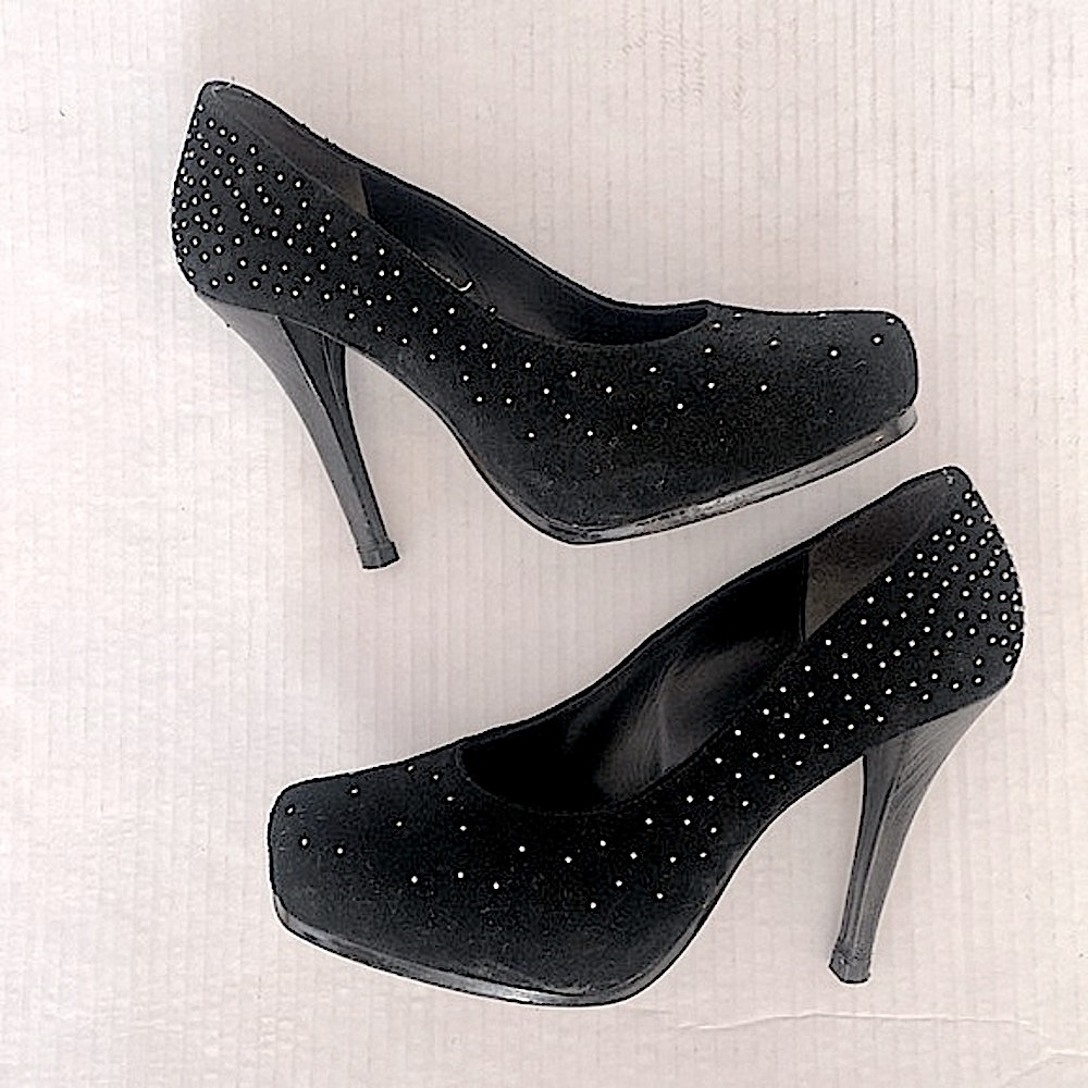 JUICY COUTURE, Black Suede 4.5” high heel pumps with small gold studs Size 8.5